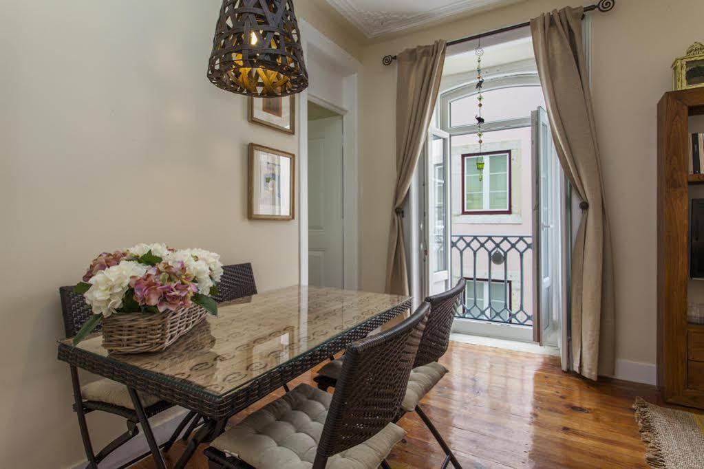 Remodeled Historic Apartment In Bairro Alto Lisbona Esterno foto